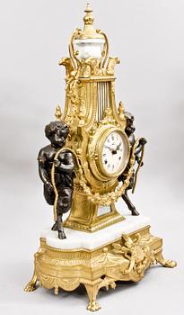 BORDSPENDYL MED KANDELABRAR, 3 delar, Louis XVI-stil, 1900-tal.