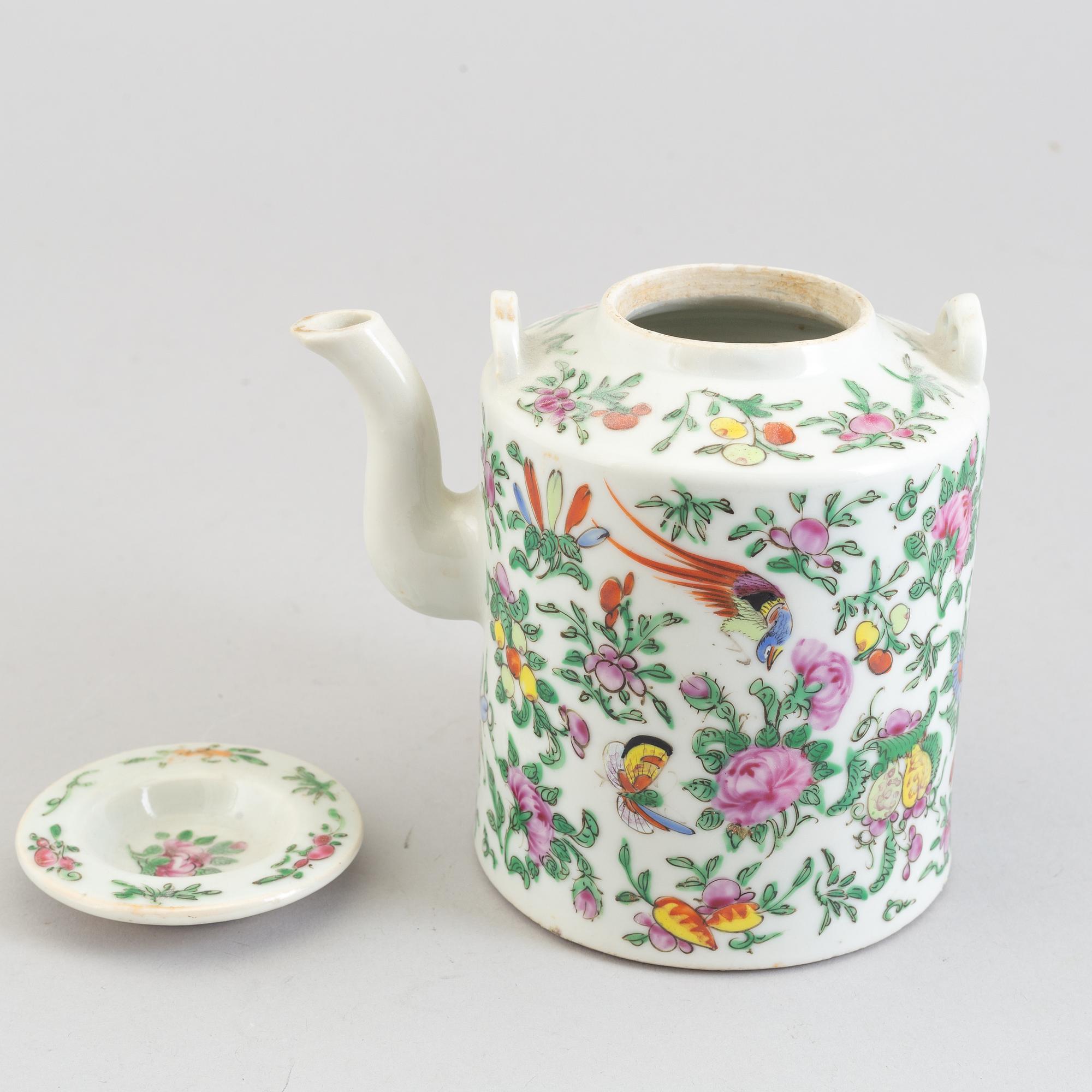 Two teapots with cover, Qing dynasty, late 19th century.