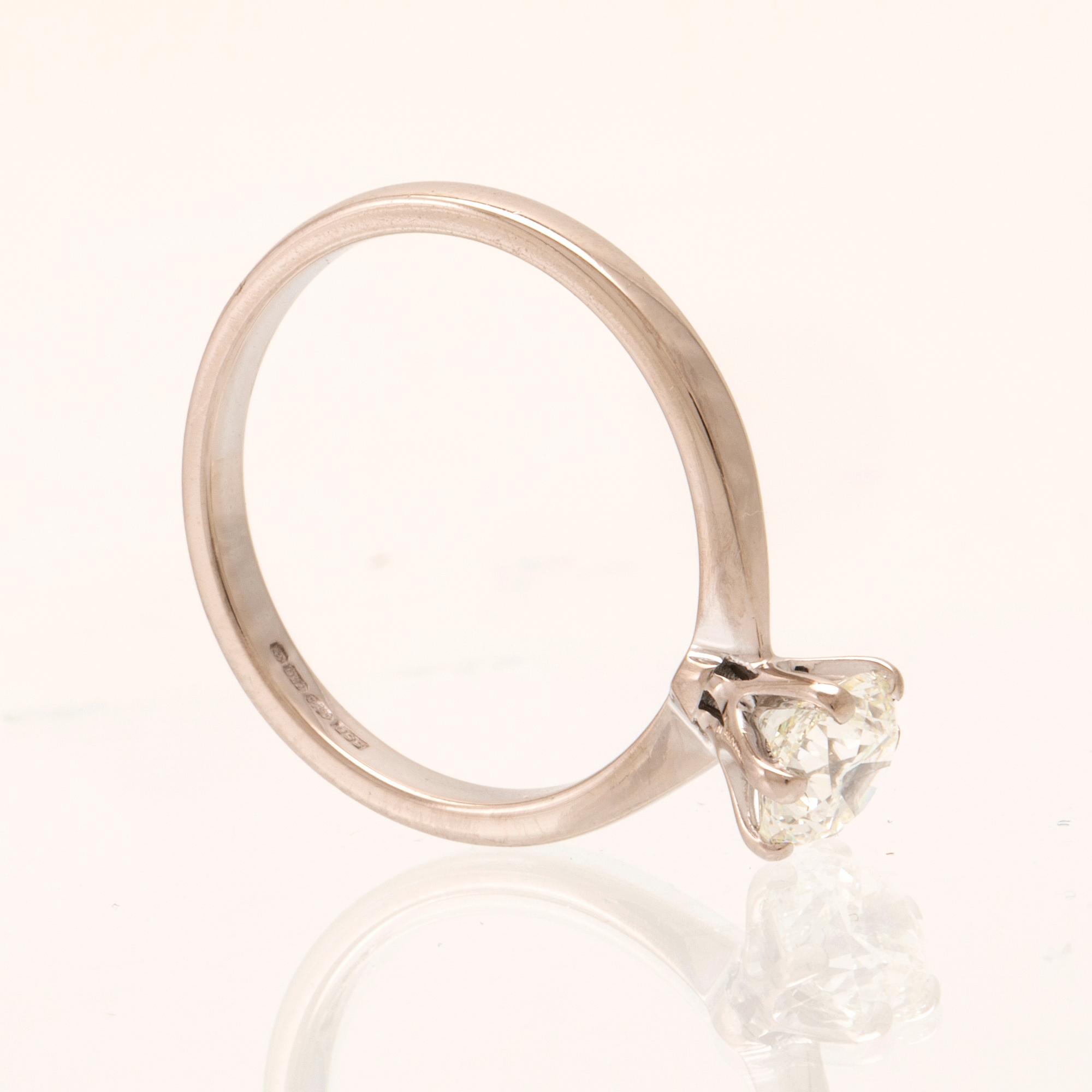 Ring solitär 18K vitguld med en rund briljantslipad diamant, 77 diamonds Birmingham, diamant med GIA Report.