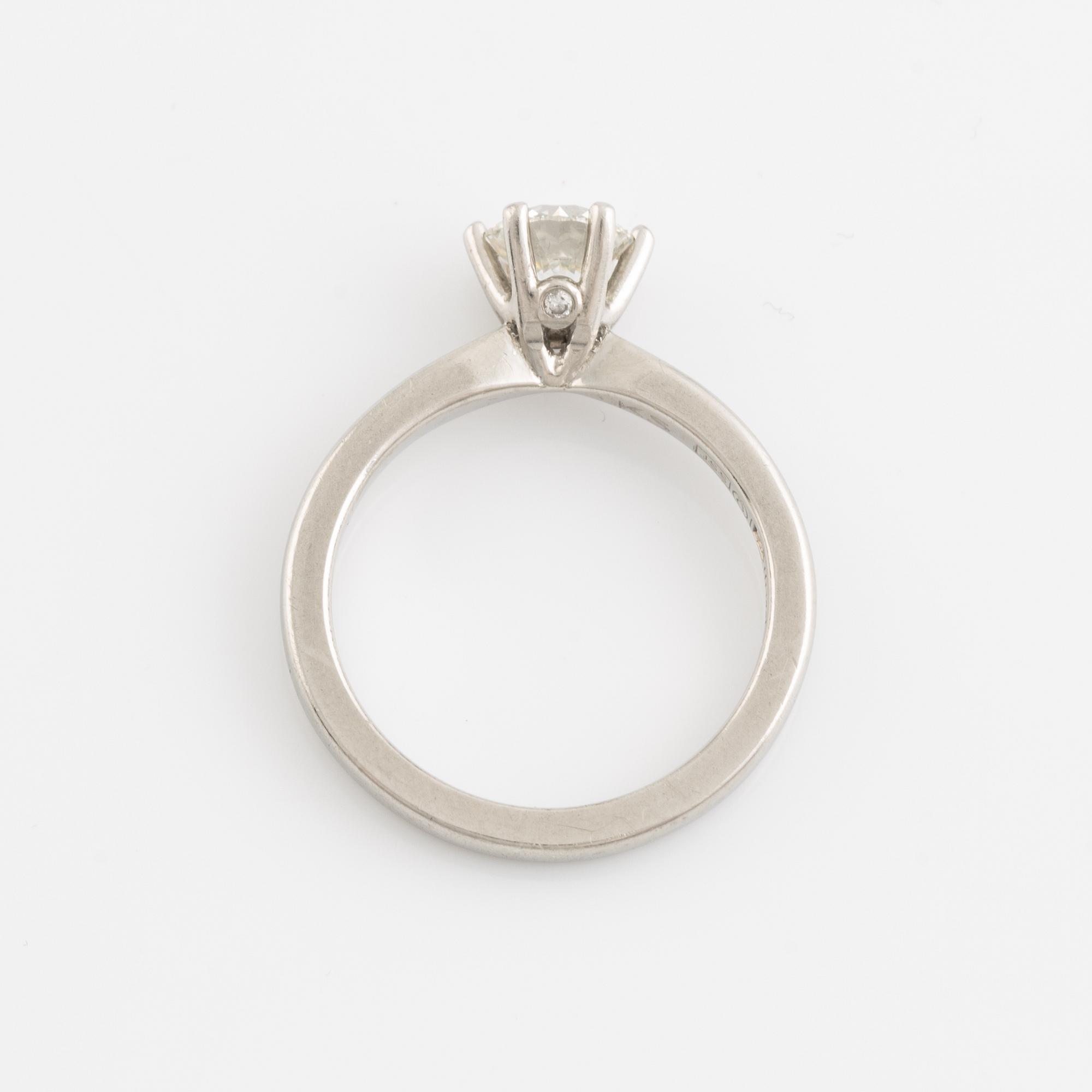 Platinum and brilliant cut diamond solitaire ring 0,70 ct.