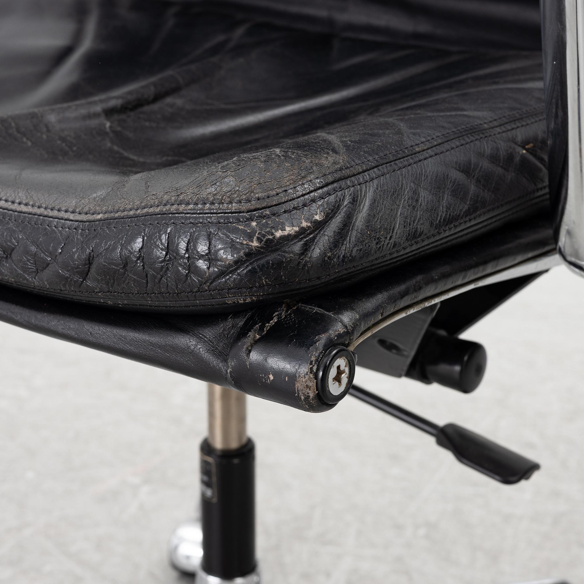 Charles & Ray Eames, a "Soft Pad" swiveling desk chair model EA217, Vitra.