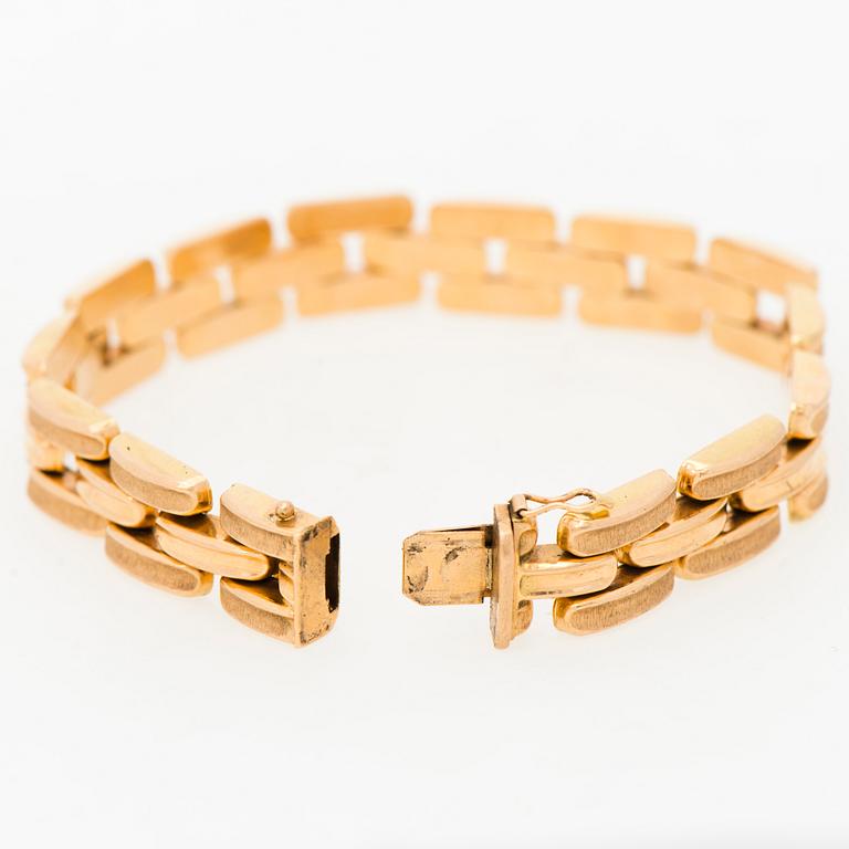 A BRACELET, 18K gold. Italy.