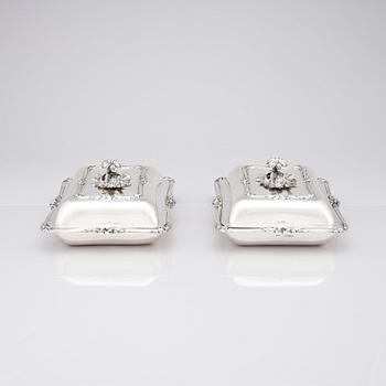 A pair of English 19th century silver dishes and cover, mark of William Ker Reid, London 1848.