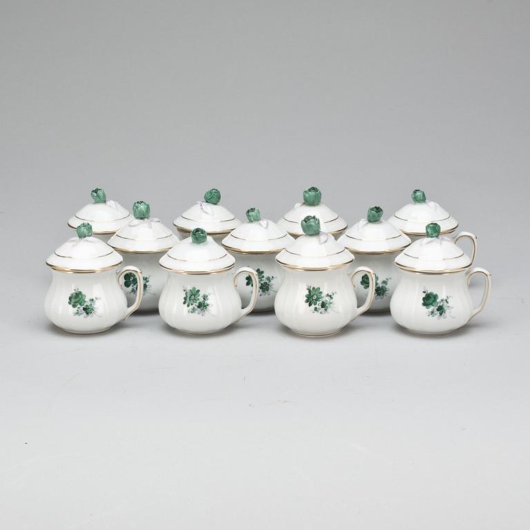 CREMEKOPPAR, 11 st. Porslin, rokokostil, von Schierholz.