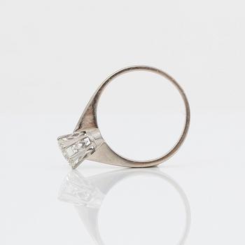 RING, 18K vitguld med briljantslipad diamant, ca 0,76 ct, Örns, Göteborg, 1976. Vikt ca 3,11 g.