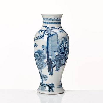 A blue and white vase, Qing dynasty, 19th Century.