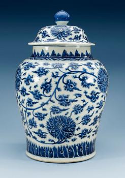 1496. A large blue and white jar with cover, Qing dynasty, Kangxi (1662-1722).