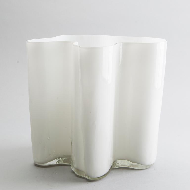 ALVAR AALTO, a Savoy glass vase.