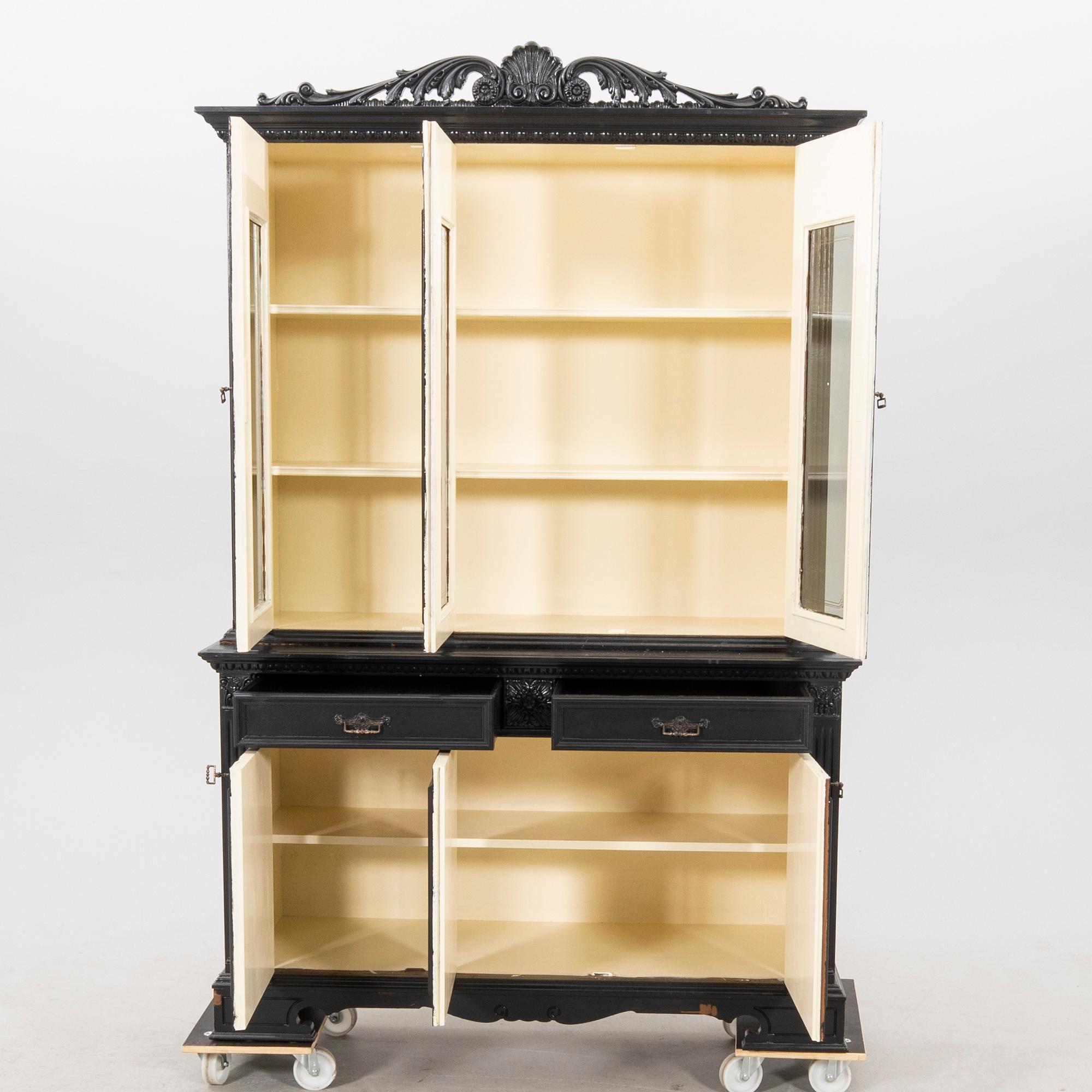 Vitrinskåp 1900-talets första hälft.