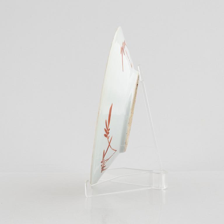 A Chinese porcelain dish, early 20th century.