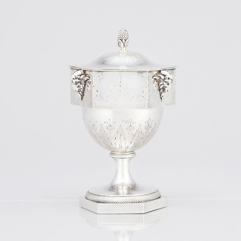 Léon Lapar (1818-1897), skål med lock, silver, Paris.