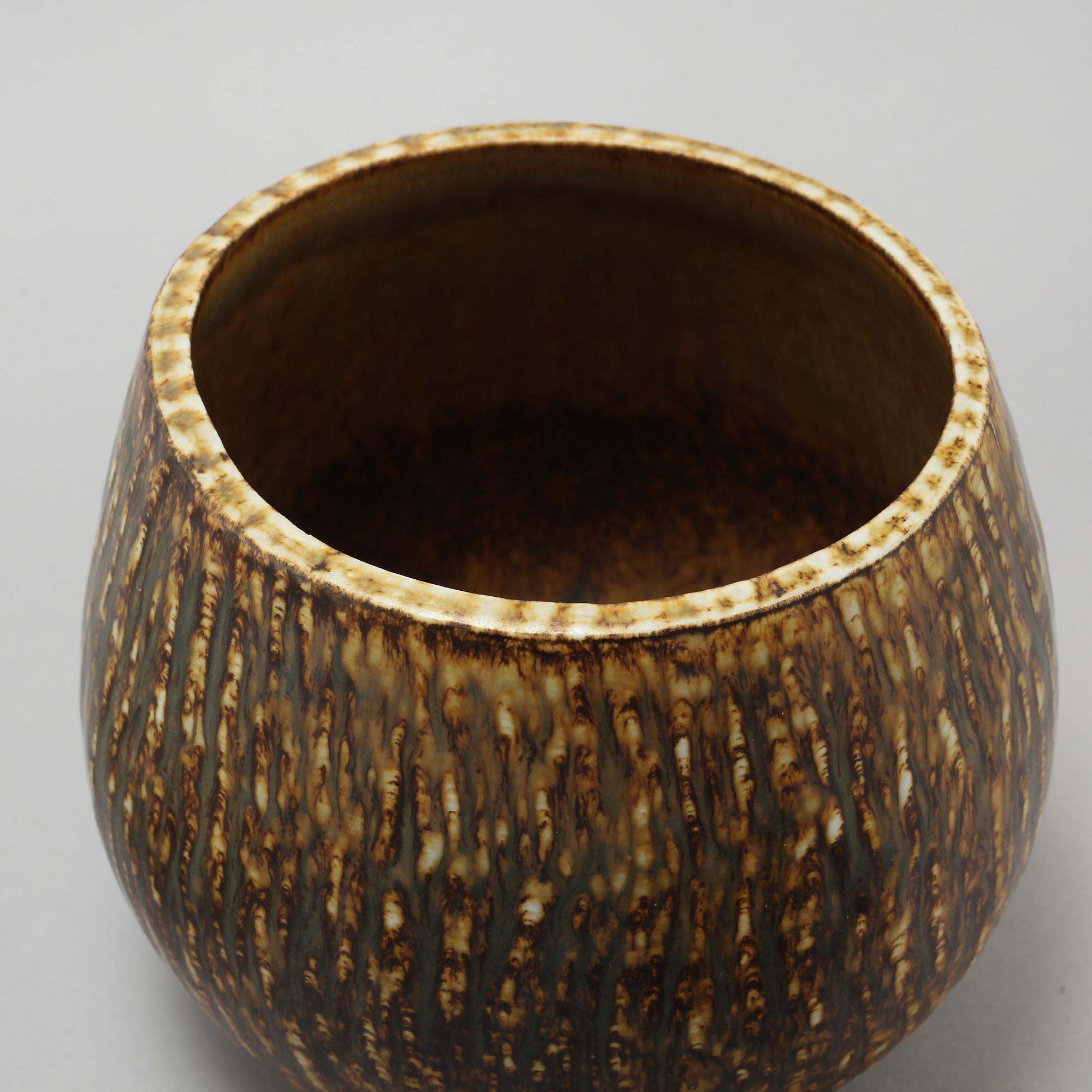 Two dishes, one bowl and one pot, designed by Gunnar Nylund for Rörstrand, 1950/60s.