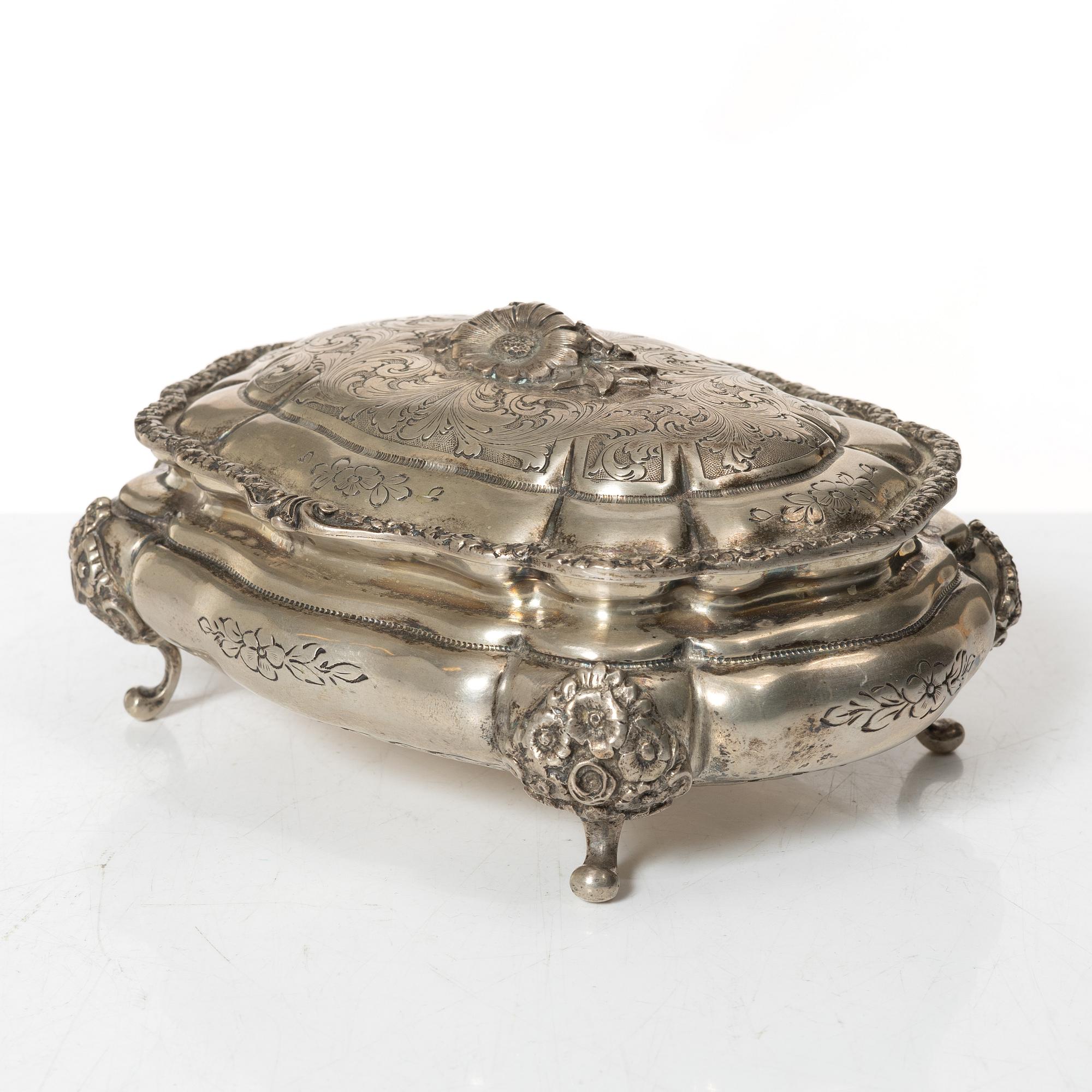A Rococo style silver box, Argentina, 20th Century.