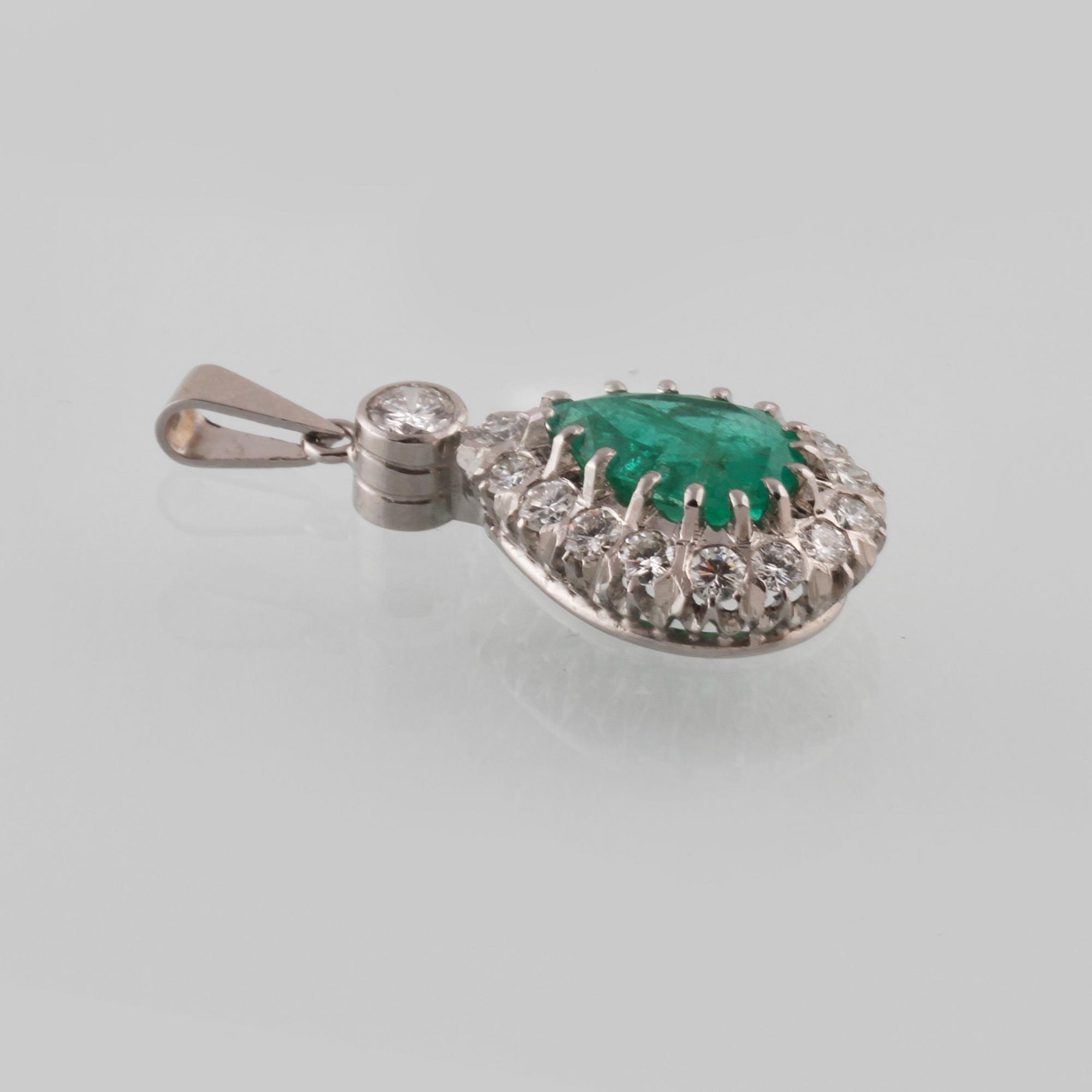 HÄNGE, 18K vitguld med 16 briljantslipade diamanter och droppslipad smaragd, Jarl Sandin, Göteborg. Vikt 3,4 gram.