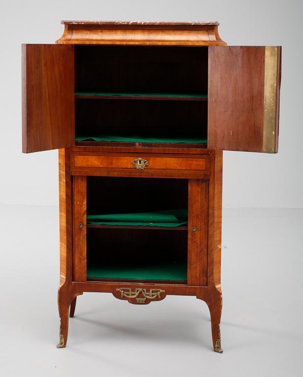 SKÅP. Gustaviansk stil, 1900-tal.