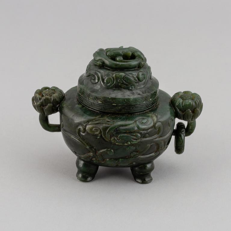 A Chinese bowenite/serpentine censer with cover, first half of 20th Century.