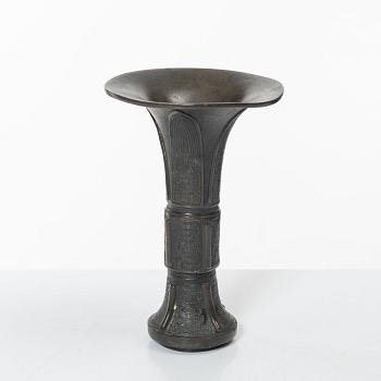 An archaistic bronze vase, Gu, Qing dynasty (1644-1912).
