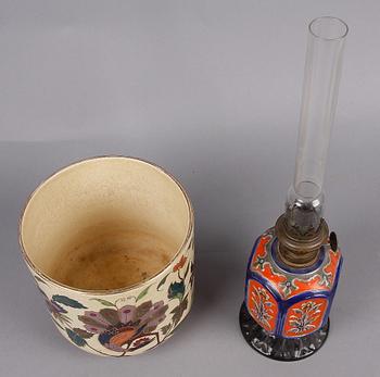 FOTOGENLAMPA samt YTTERFODER, keramik, Rörstrand, 1900-talets början.