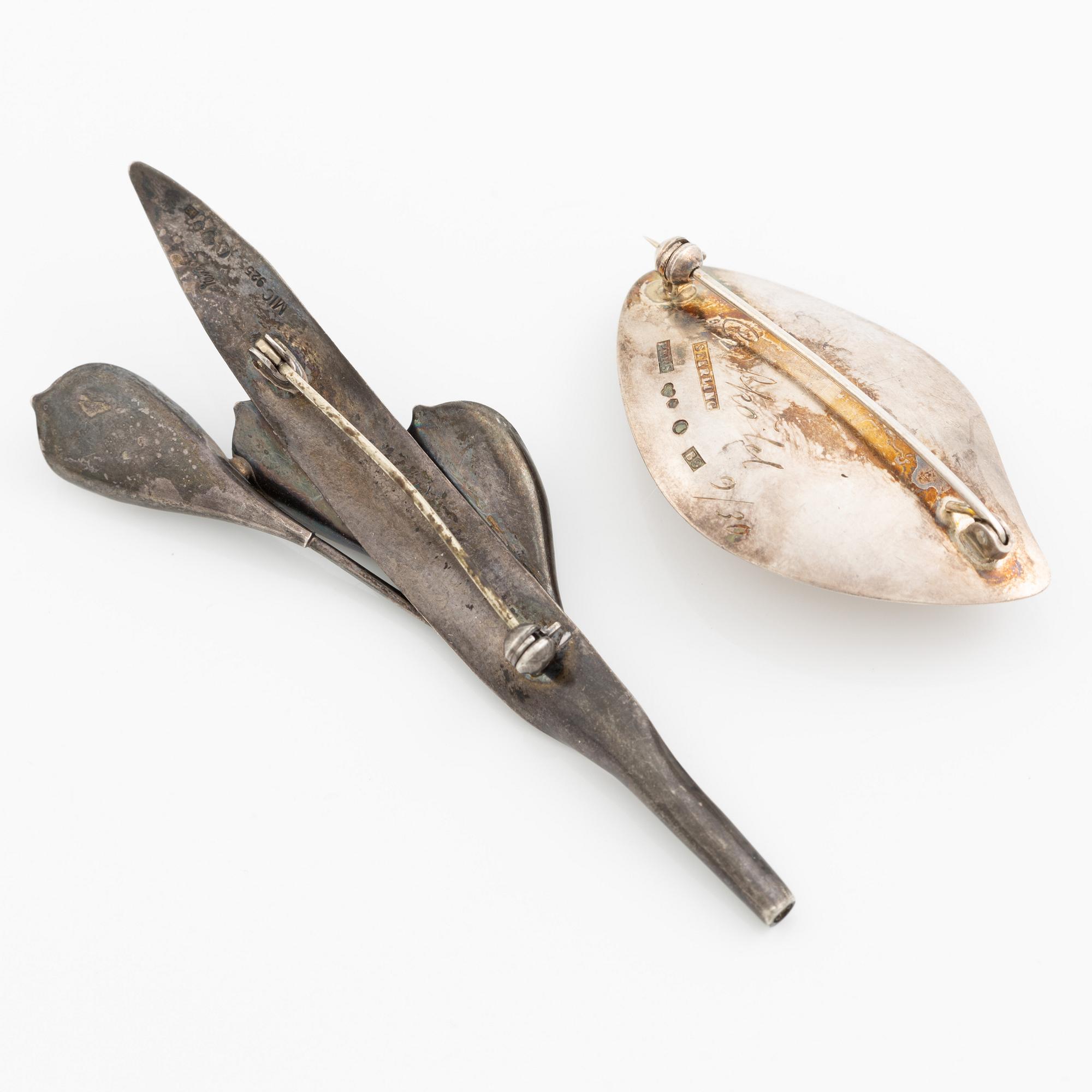 Två broscher, sterlingsilver med stenar, Michelsen, Stockholm 1952 och Per Sköld, Stockholm 1952.