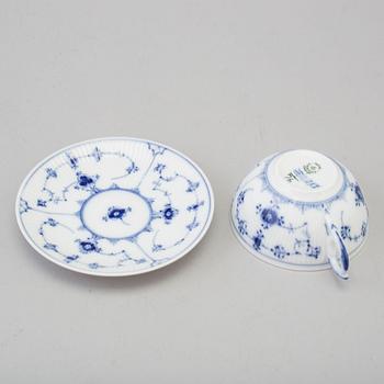 ROYAL COPENHAGEN, servisdelar, 33 delar, porslin, "Musselmalet", Danmark, 1900-tal.