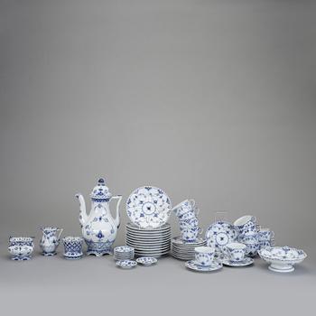 KAFFESERVIS, 37 delar, porslin, "Musselmalet", Royal Copenhagen, Danmark.