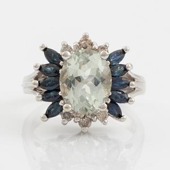 Ring 14K guld med fasettslipad grön kvarts, safirer och runda briljantslipade diamanter.