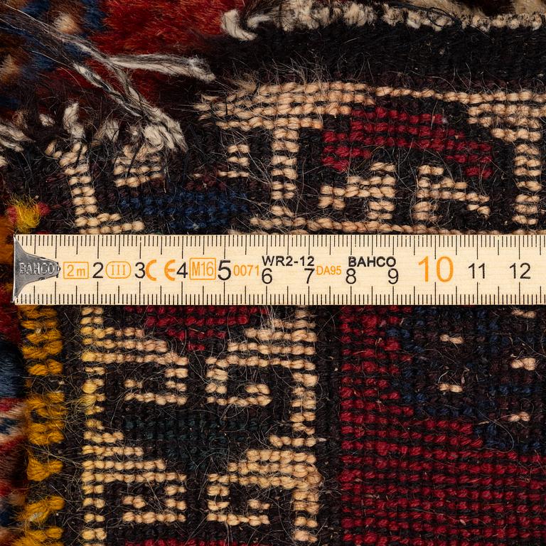 A saddlebag face, antique Maraş, Eastern Anatolia, approx. 83 x 49 cm.