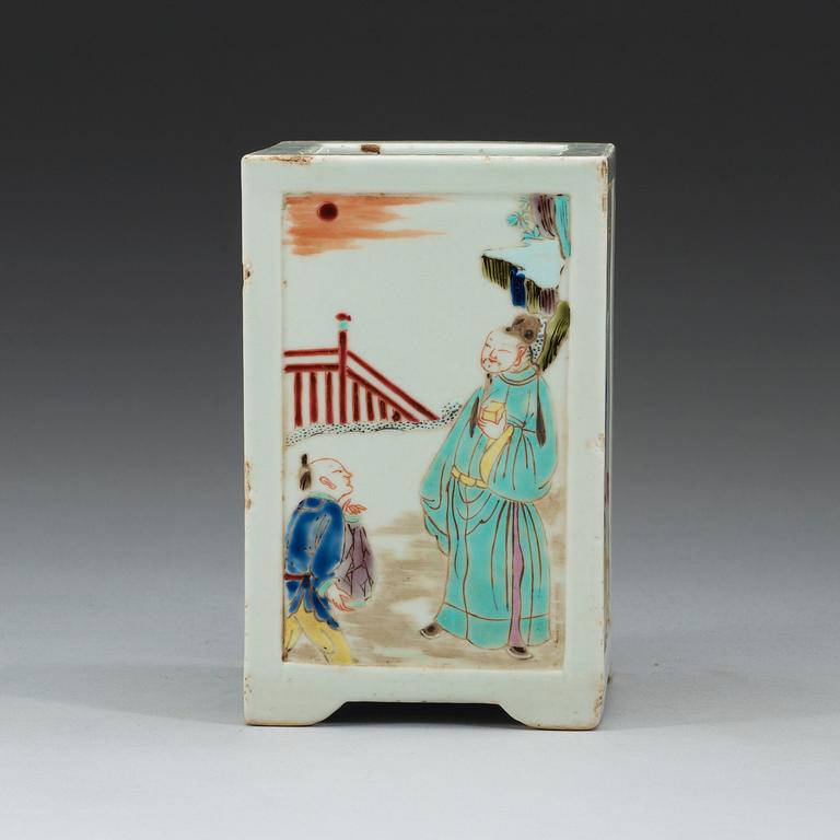 A famille rose brushpot, Qing dynasty (1644-1912).