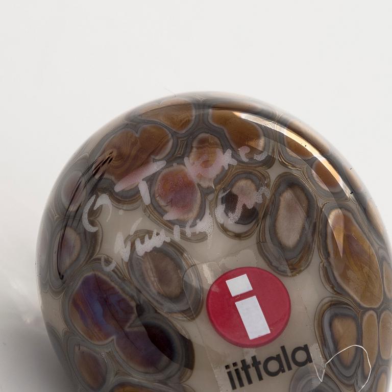 Oiva Toikka, A set of three glass birds 'Small Goldcrest' signed O. Toikka Nuutajärvi.