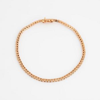 A TENNIS BRACELET in 18K gold set with round brilliant-cut diamonds.