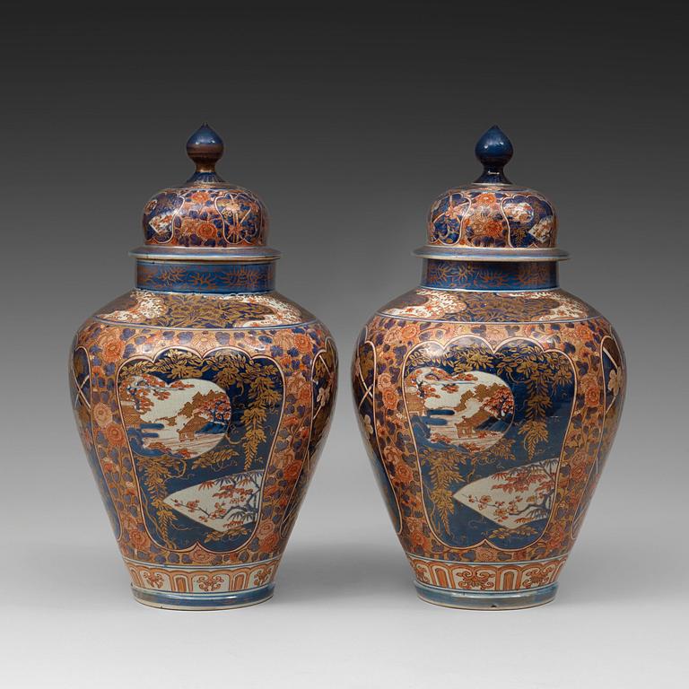 A pair of Japanese imari jars with covers, Edo Period (1603-1868).