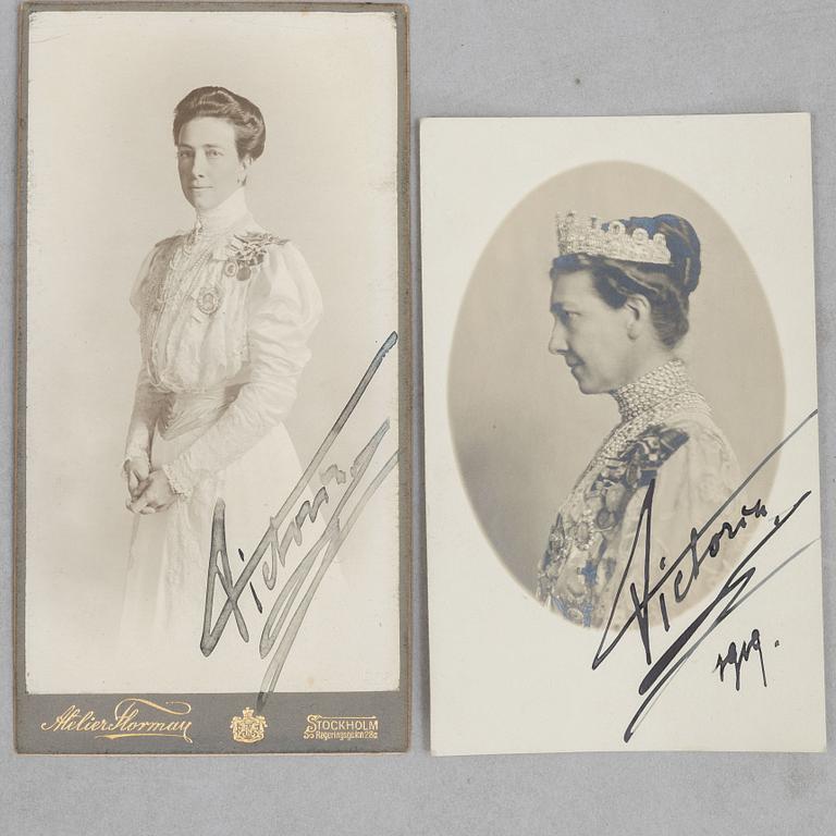 Royal photographs, Christmas cards, and memorial cards etc., 7 items, 2 of which are personally signed by Queen Victoria of Sweden.