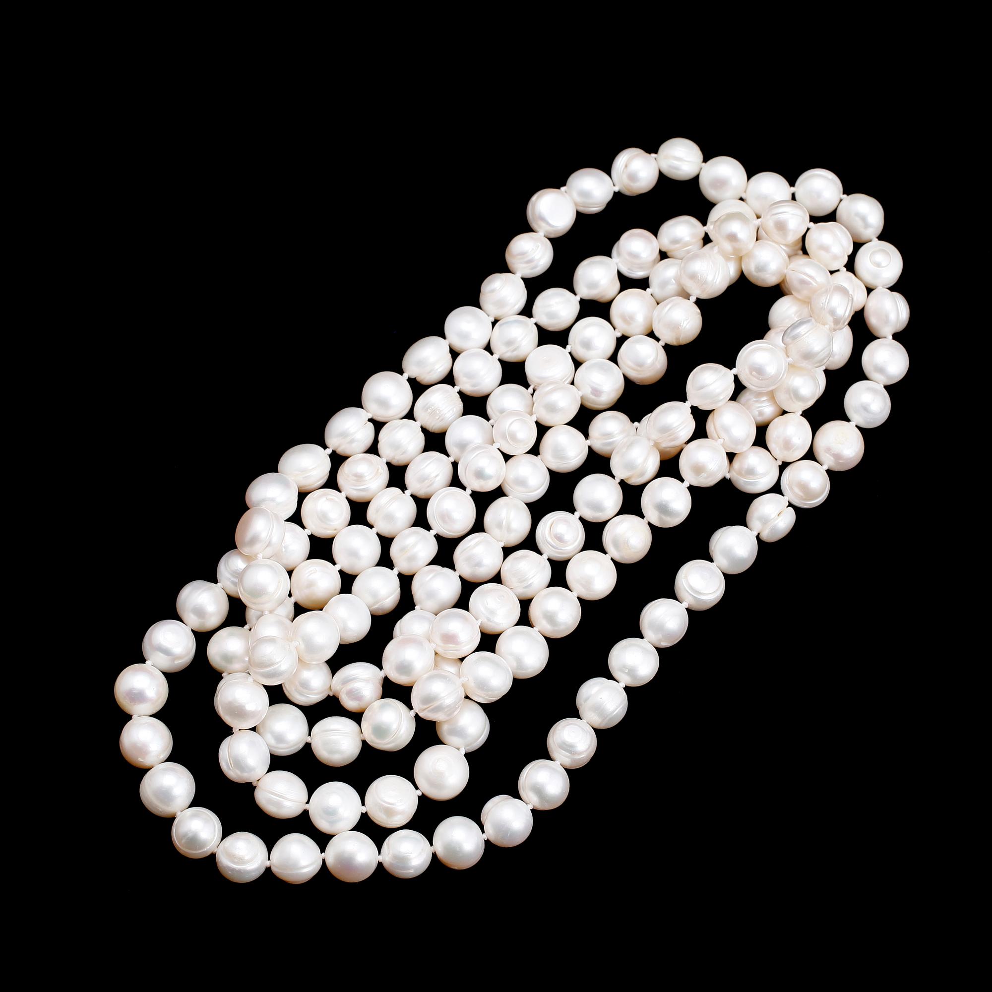COLLIER, odlade sötvattenpärlor. Längd 168 cm.