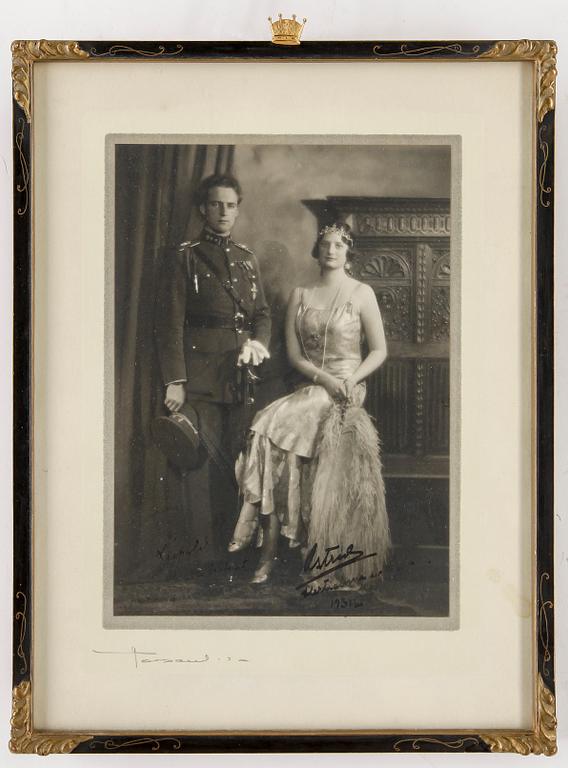KUNGLIGT FOTOGRAFI, signerat av Kronprinsparet Leopold och Astrid (de Brabant) av Belgien, dat 1931.