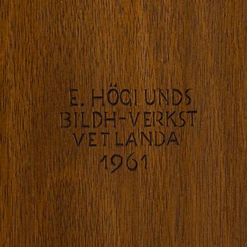 Eugen Höglund, skåp, E. Höglunds bildhuggarverkstad, Vetlanda, daterat 1961.