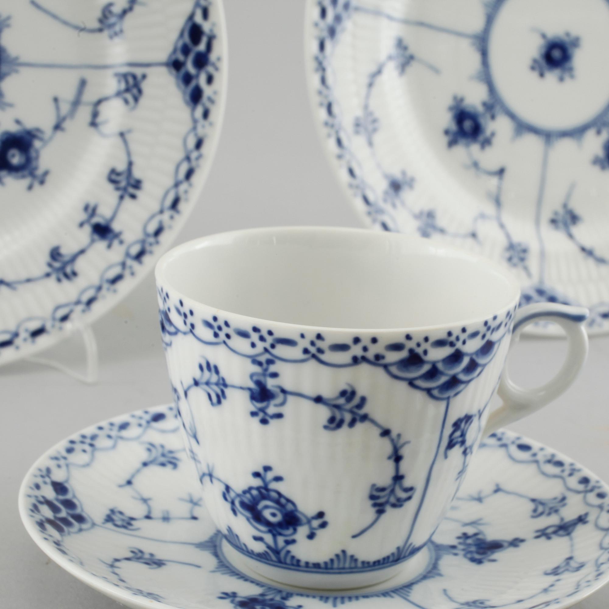 24 pieces of Musselmalet porcelain, made by Royal Copenhagen, 20th  century.