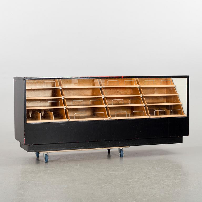 A first half of the 20th century chest of drawers.