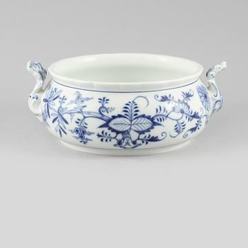 SKÅL MED HÄNKLAR, porslin, "Lökmönstret", Meissen, 1900-talets andra hälft.