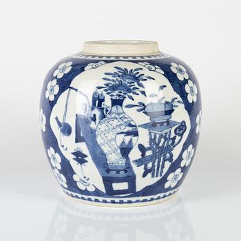 A blue and white Chinese jar, 20th century.