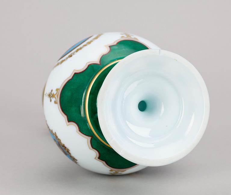 URNA, opalglas, Tyskland/Österrike-Ungern, 1800-talets andra hälft.