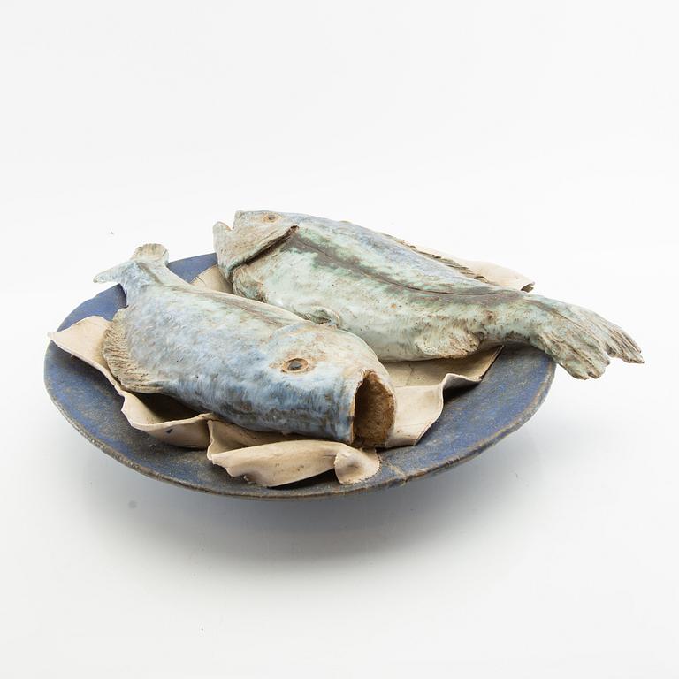 Gunnar Hansson, sculpture, two fish on a plate.