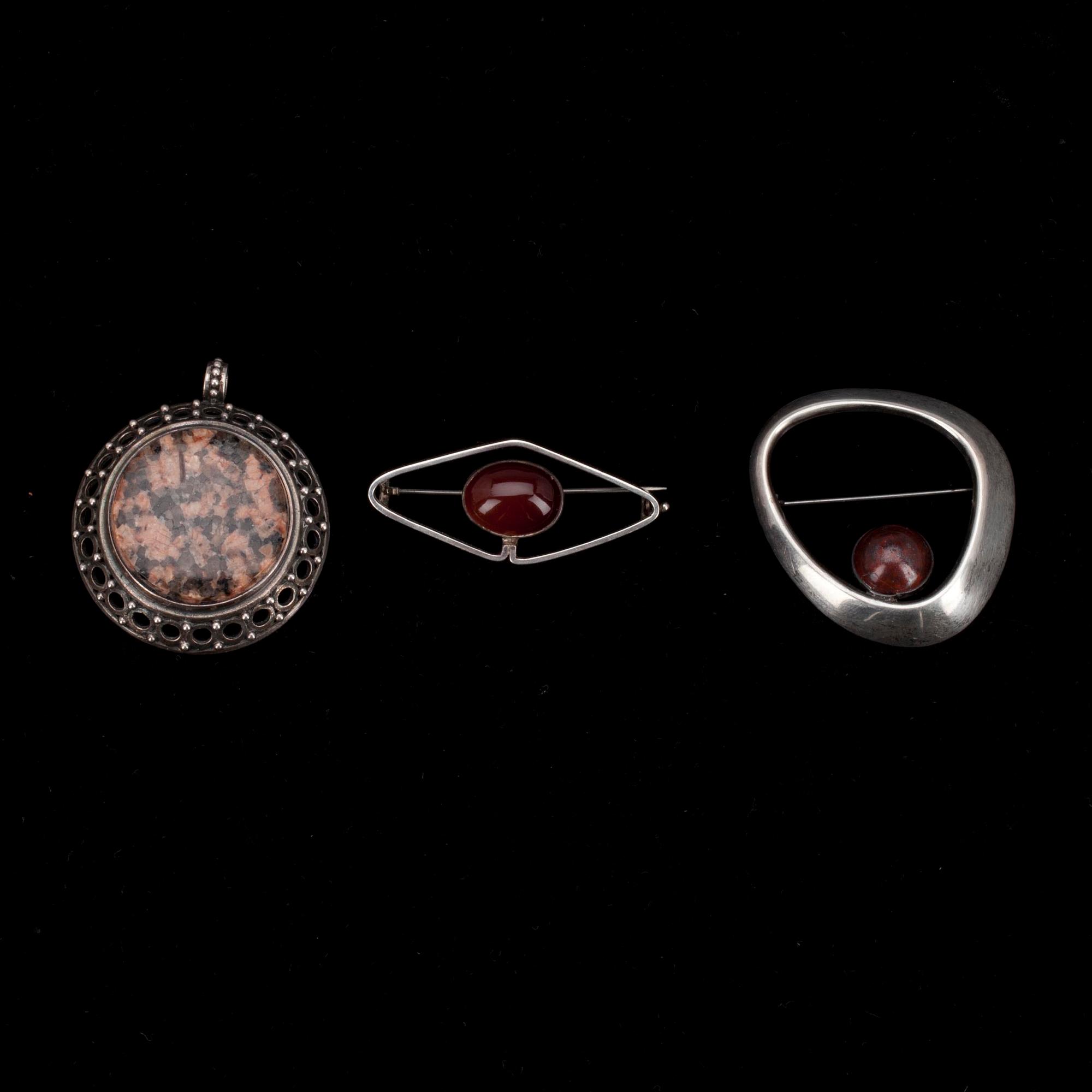 3 RINTANEULAA, hopea, graniitti Kalevala Koru 1978, hopea, jaspis, Kauni Koru 1962, hopea, karneoli, Asser Peltonen1959.