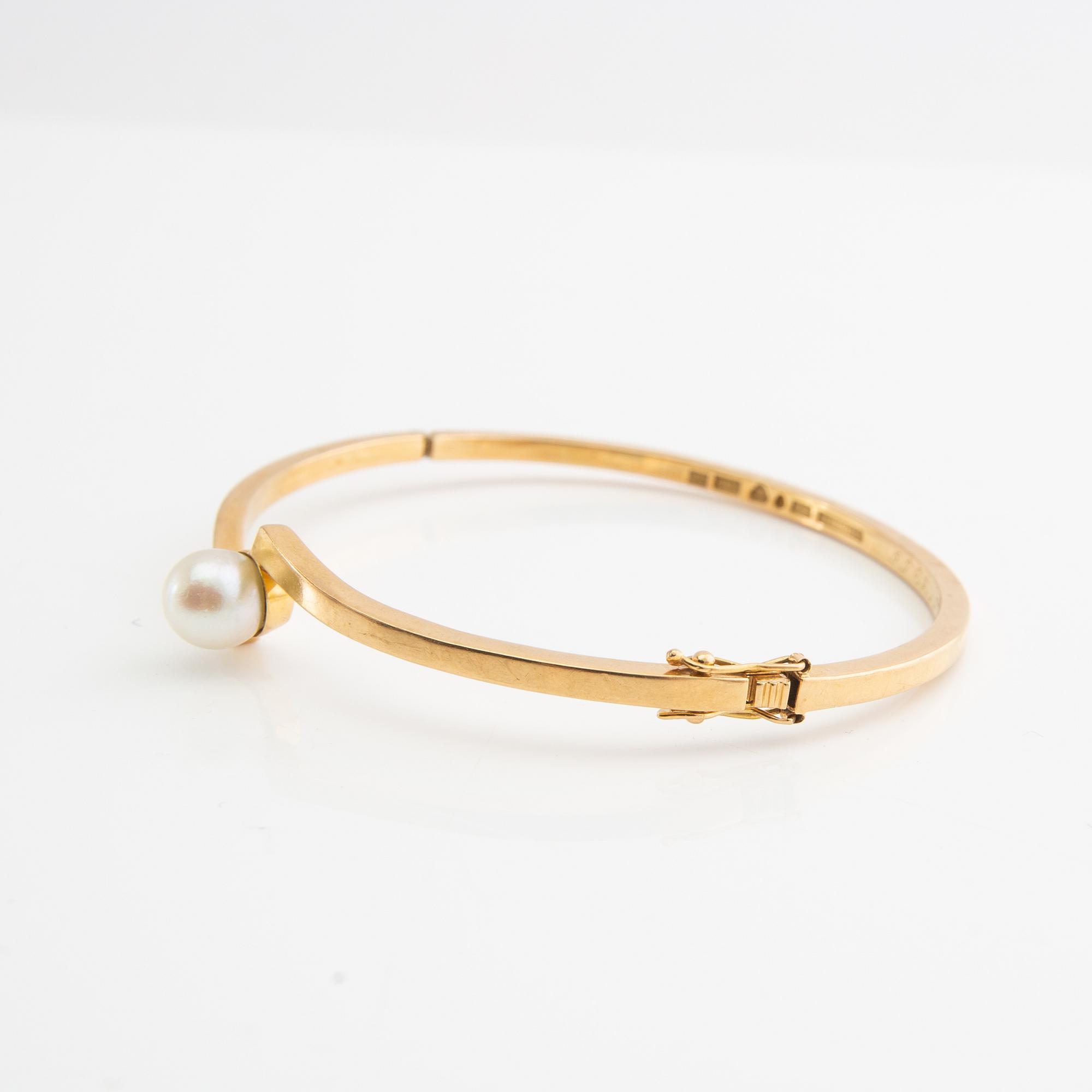 Bracelet and ring, 18k gold with pearls and brilliant-cut diamonds.