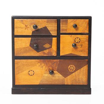 Miniatyrbyrå, trä, Japan, 1900-talets första hälft.