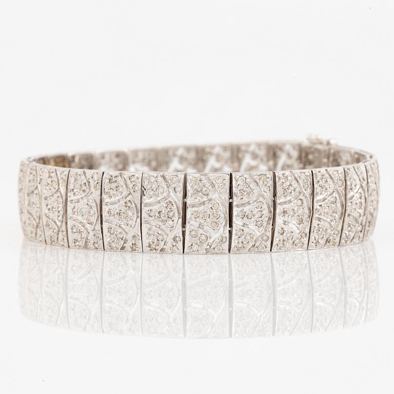 Bracelet, 18K white gold and brilliant-cut diamonds.