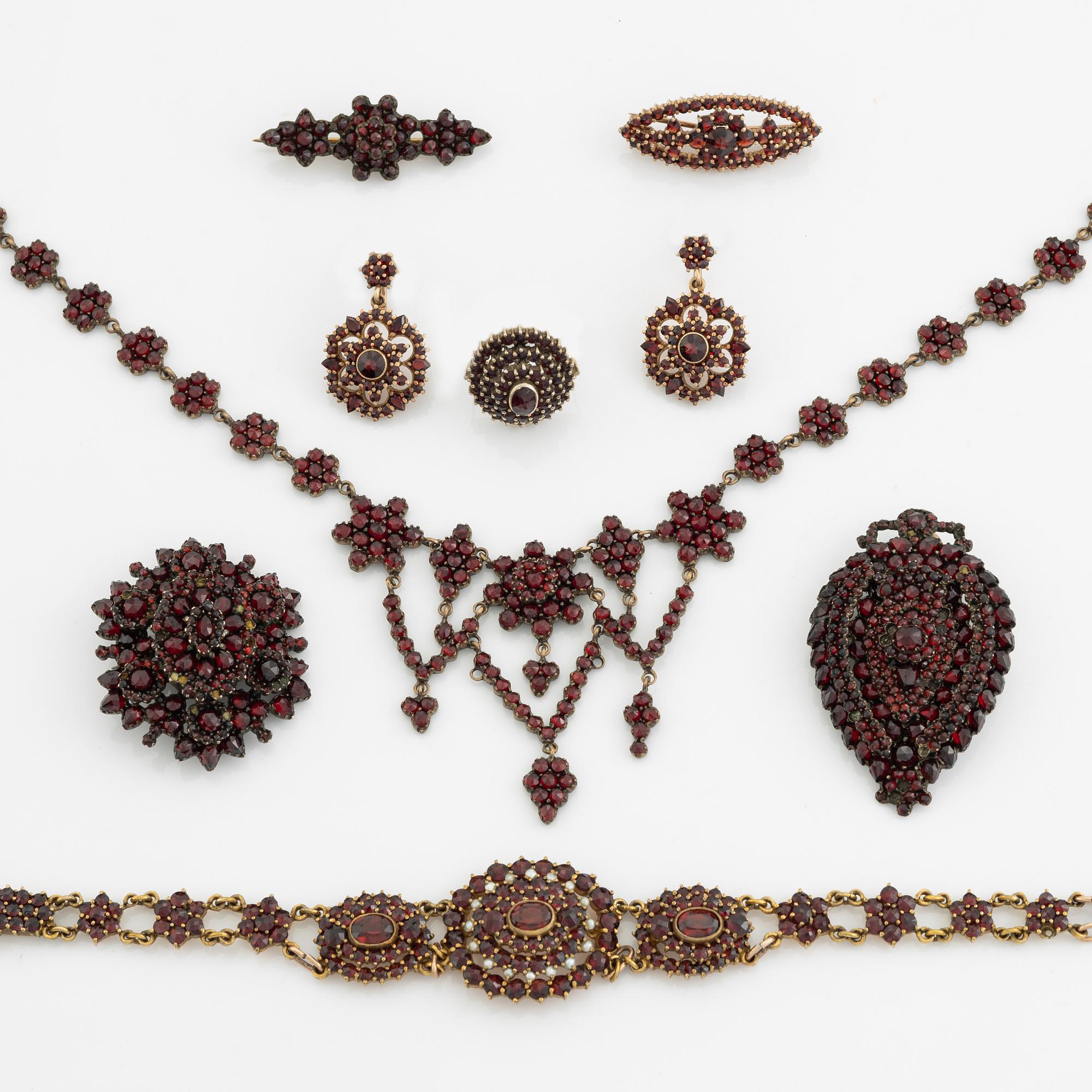 Smycken med granater, 9 st föremål.