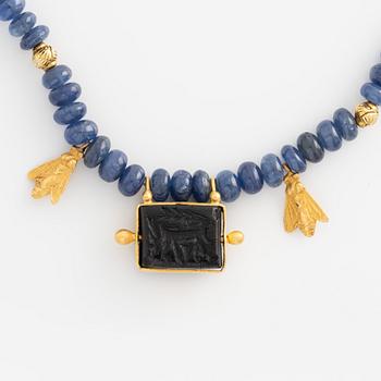 Collier med safirer och en svart sten, detaljer 18K guld.