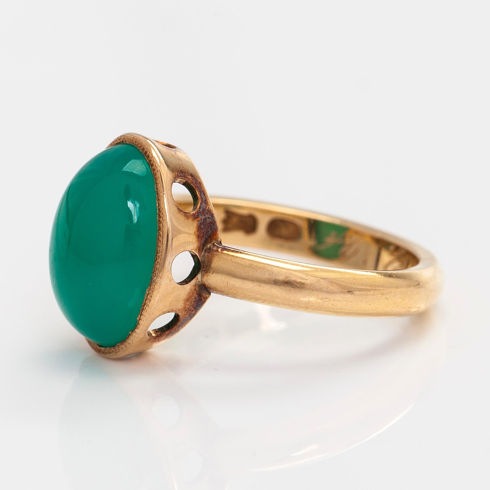 Ring, cabochon cut chrysoprase, 18K gold.