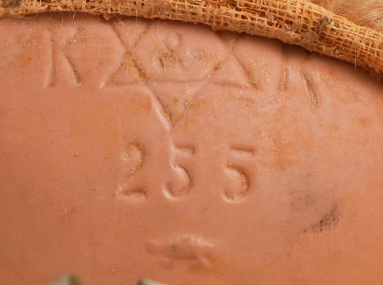 DOCKOR, 2 st. Kämmer & Reinhardt mm. Kläder medföljer. Culluloid mm. Sekelskiftet 1800/1900.