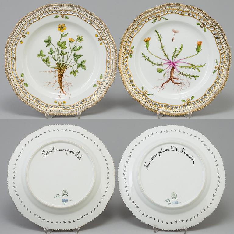 A set of 4+1 porcelaine "Flora Danica" dinner plates model #3553 and #3549 Royal Copenhagen.